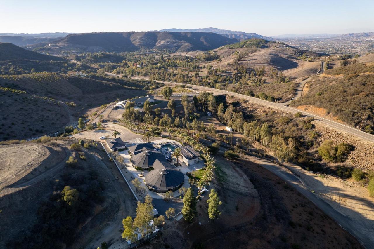 Iron Mansion Private Resort-Event Space 12000 Ft! تيميكولا، ريفيرسيدي، كاليفورنيا المظهر الخارجي الصورة